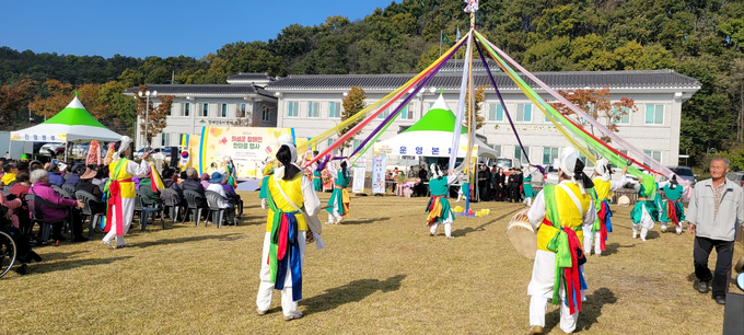 ▲ 4일 의성군장애인복지센터 잔디마당에서 열린 ‘2025 의성군 장애인 한마음행사’ 개회식에서 셋하나풍물단이 오색 띠를 휘날리며 힘찬 농악 공연으로 축제의 막을 열고 있다. 김동현 기자 jhass80@kyongbuk.com