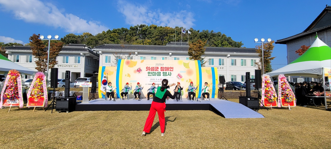 ▲ 의성군장애인복지센터에서 열린 ‘2025 장애인 한마음행사’ 무대에서 장애인종합복지관 이용자들로 구성된 ‘숟가락 난타팀’이 경쾌한 리듬에 맞춰 합주 공연을 펼치고 있다. 김동현 기자 jhass80@kyongbuk.com