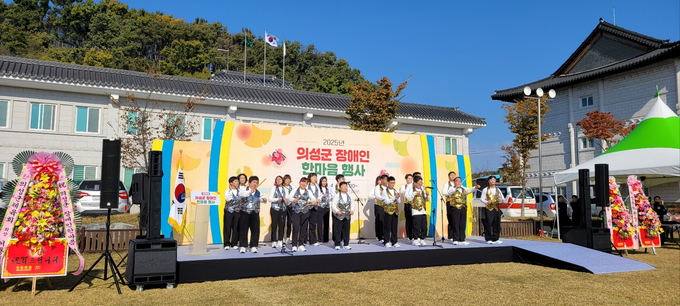 ▲ 4일 ‘2025 의성군 장애인 한마음행사’ 무대에 오른 옥구슬합창단 단원들이 희망의 노래를 합창하며 관객들에게 따뜻한 감동을 전하고 있다. 김동현 기자 jhass80@kyongbuk.com