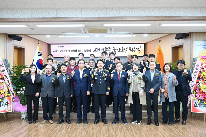 ▲ 문경소방서는 6일 소방서 대회의실에서 제63주년 소방의 날 기념식을 열고 소방유공자들에게 표창을 수여했다.