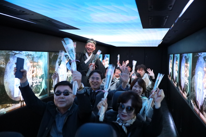 ▲ 경주시가 5일부터 정식 운항을 시작한 골든 신라 XR모빌리티 버스 시승식에서 시민들이 기념촬영을 하고 있다. 경주시