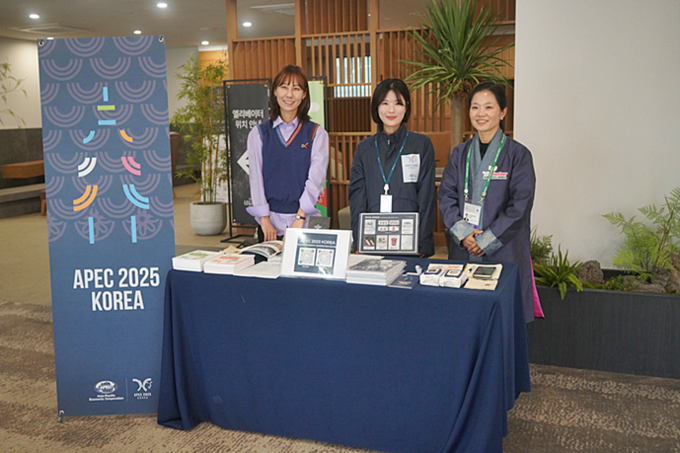 ▲ 경주애 글로벌 공무원 서포터즈단이 APEC 기자단 숙소에서 외신 지원 업무를 수행하고 있다. 경주시