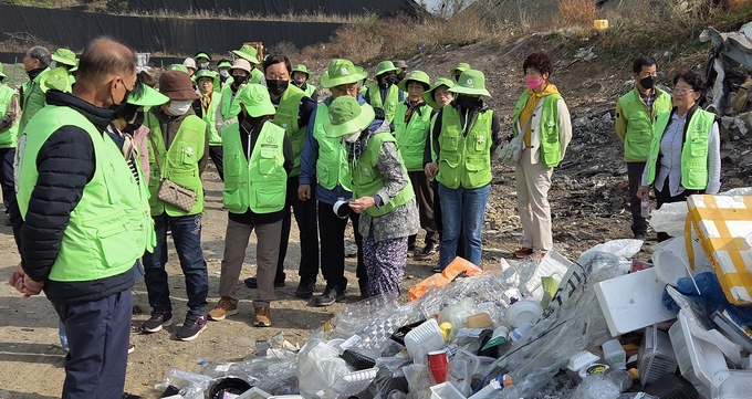 ▲ 6일 자연보호 명예지도원들이 그린환경센터 내 쓰레기 매립장을 둘러보고 있다. 권오석 기자