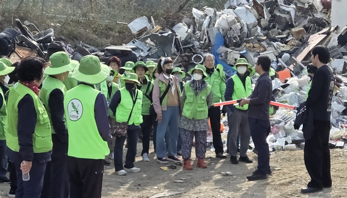 ▲ 영천시 자원순환과 직원이 6일 자연보호 명예지도원들에게 쓰레기 매립장에 대해 설명하고 있다. 권오석 기자