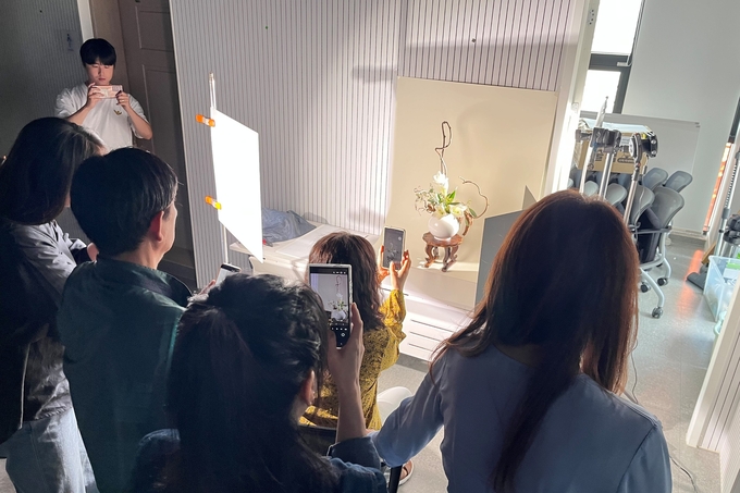 ▲ 한동대학교 환동해지역혁신원이 지난 9월부터 11월까지 무료로 운영한 ‘소상공인과 예비창업자를 위한 상업용 사진 촬영’ 아카데미 모습. 한동대학교 제공