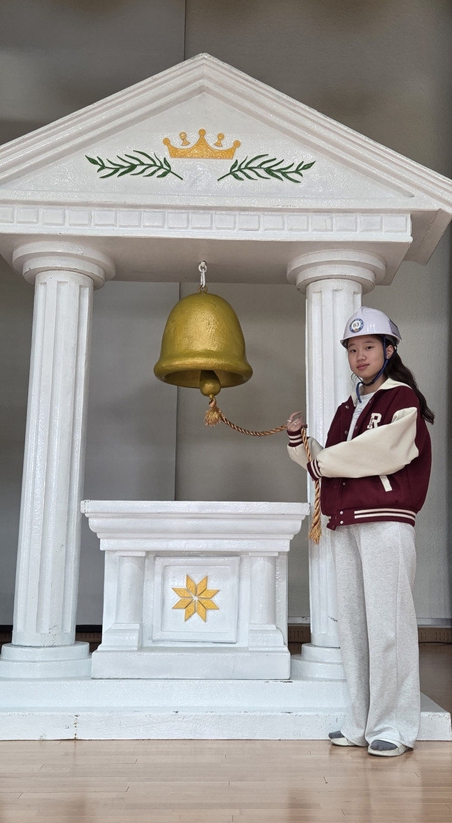 ▲ 장은유 학생이 6일 2025 안전골든벨 경상북도 어린이퀴즈쇼 영천예선에서 골든벨을 울리고 있다. 권오석 기자