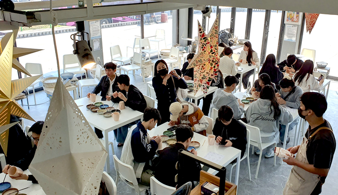 ▲ 포항대학교 국제교육개발원이 지난 5일 APEC이 열렸던 경주 일원을 중심으로 ‘2025학년도 외국인 유학생 한국문화 체험학습’을 실시한 가운데 참여 유학생이 체험 중인 모습. 포항대학교 제공