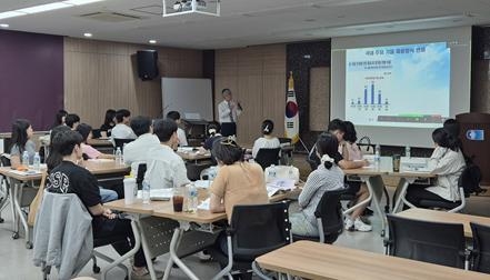 ▲ 경산상공회의소는 4월부터 고용노동부의 ‘미래내일 일경험’ 사업을 운영하며 지역 청년들이 지역 우수기업에서 직장생활을 미리 경험하고 실무역량을 강화할 수 있도록 돕고 있다. 경산상공회의소.