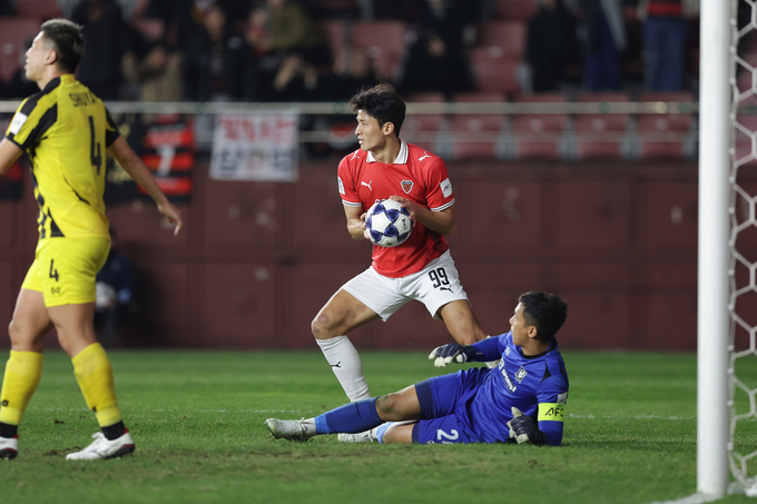 ▲ 포항스틸러스 조상혁(사진 위)이 6일 포항스틸야드에서 열린 ACL2 H조 4라운드 싱가포르 탬피니스와의 경기에서 후반 41분 동점골을 넣은 후 공을 들고 하프라인으로 달려가고 있다.