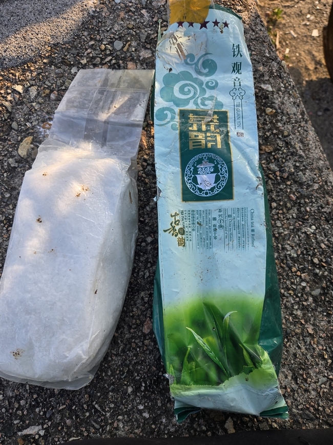 ▲ 7일 오후 3시 30분께 포항시 북구 청하면 방어리 해안가에서 해양환경정화 봉사를 하던 단체 회원이 발견한 중국산 차류 포장지에 싸인 마약류 추정 물질. 경북일보 독자 제공