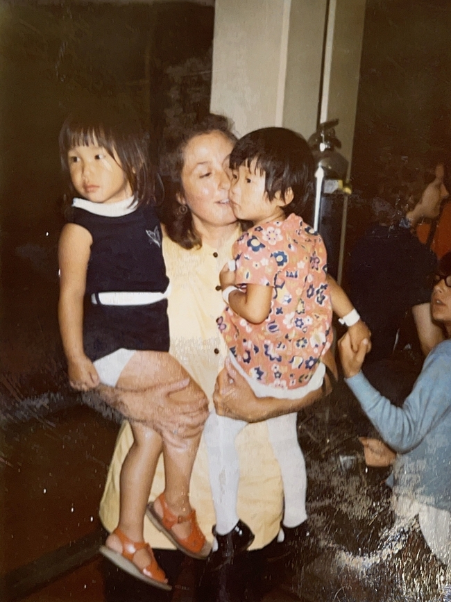 ▲ 권연주씨 입양 첫날의 모습(오른쪽 아이)