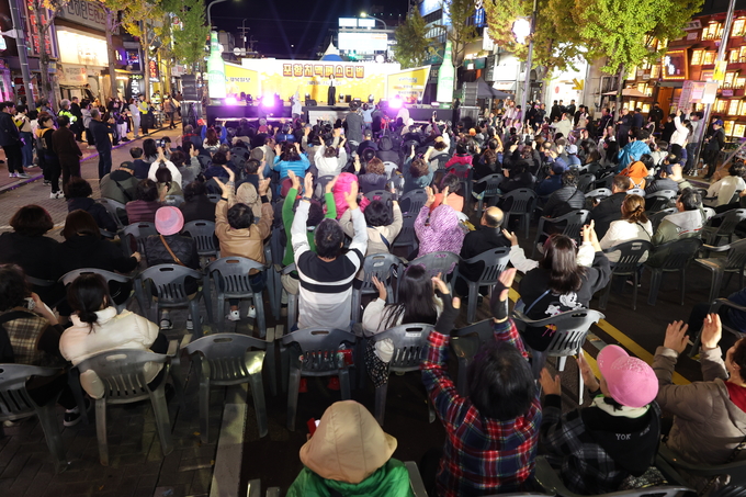 ▲ 2025 포항치맥페스티벌이 7~8일 오후 1시부터 포항 남구 쌍용사거리 젊음의거리 일원에서 열린다. 7일 저녁 행사 현장 모습. 김영환 기자 yhk@kyongbuk.com