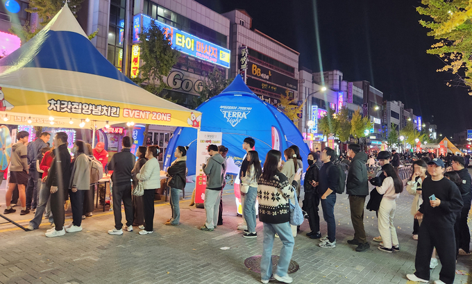 ▲ 2025 포항치맥페스티벌이 7~8일 오후 1시부터 포항 남구 쌍용사거리 젊음의거리 일원에서 열린다. 7일 처갓집양념치킨 브랜드가 줄지어 있는 모습. 서의수 기자