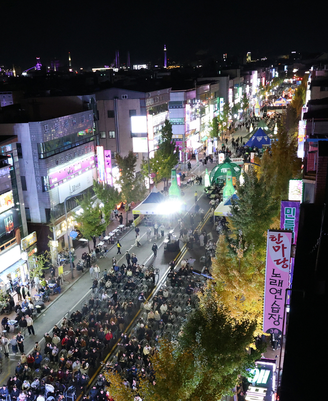 ▲ 2025 포항치맥페스티벌이 7~8일 오후 1시부터 포항 남구 쌍용사거리 젊음의거리 일원에서 열린다. 7일 저녁 젊음의거리. 김영환 기자 yhk@kyongbuk.com