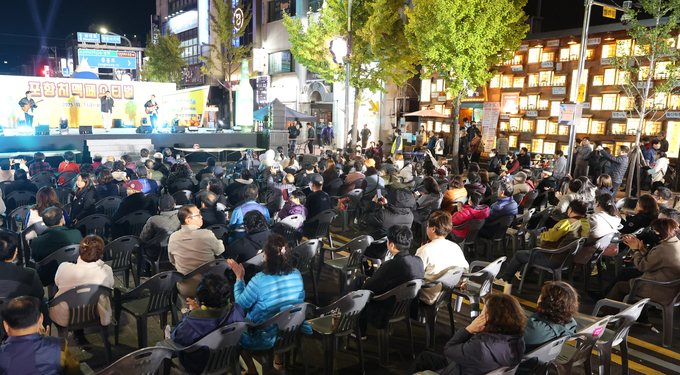 ▲ 2025 포항치맥페스티벌이 7~8일 오후 1시부터 포항 남구 쌍용사거리 젊음의거리 일원에서 열린다. 7일 저녁 무대 공연 모습. 김영환 기자 yhk@kyongbuk.com