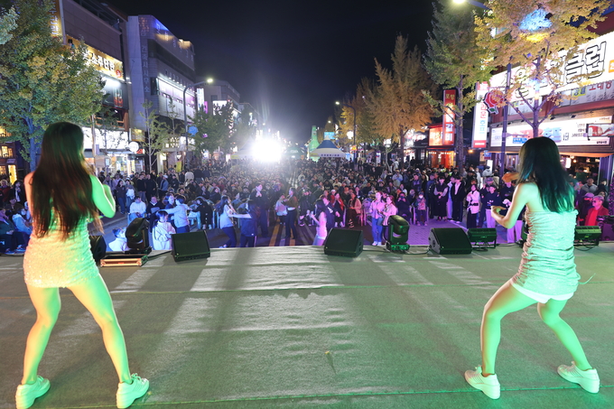 ▲ 포항치맥페스티벌이 7일 오후 포항시 남구 쌍용사거리 일원에서 열린 가운데 댄스 공연이 펼쳐지고 있다.김영환 기자 yhk@kyongbuk.com