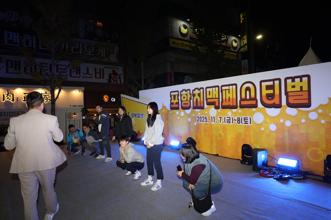 ▲ 포항치맥페스티벌이 7일 오후 포항시 남구 쌍용사거리 일원에서 열린 가운데 방문객들이 이벤트에 참여하고 있다.김영환 기자 yhk@kyongbuk.com