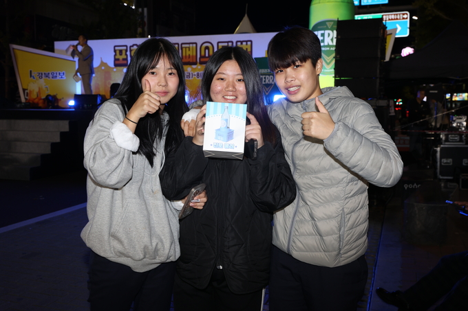 ▲ 포항치맥페스티벌이 7일 오후 포항시 남구 쌍용사거리 일원에서 열린 가운데 이벤트에 참여한 방문객들이 기념촬영을 하고 있다.김영환 기자 yhk@kyongbuk.com