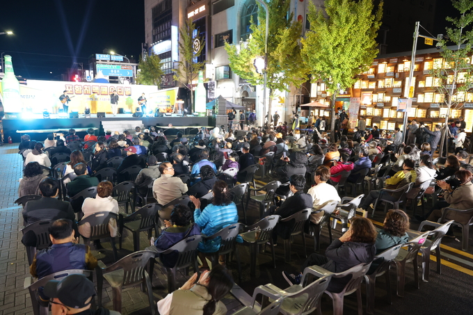 ▲ 포항치맥페스티벌이 7일 오후 포항시 남구 쌍용사거리 일원에서 열린 가운데 관람객들이 무대에서 펼쳐지는 공연을 보고 있다.김영환 기자 yhk@kyongbuk.com