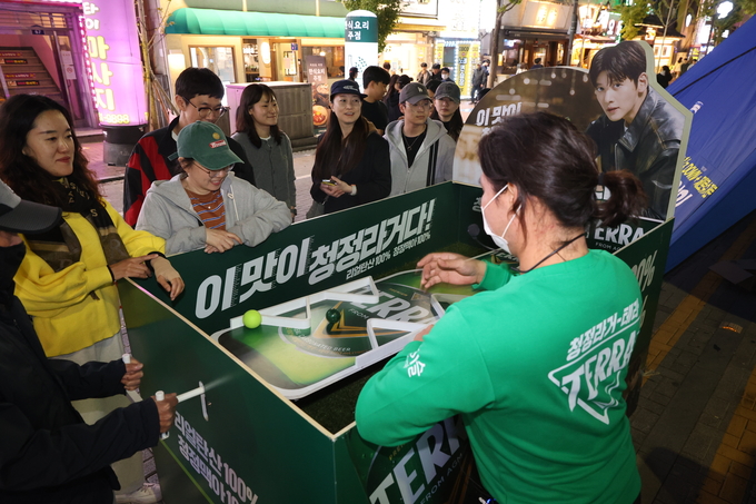 ▲ 포항치맥페스티벌이 7일 오후 포항시 남구 쌍용사거리 일원에서 열린 가운데 방문객들이 이벤트에 참여하고 있다.김영환 기자 yhk@kyongbuk.com