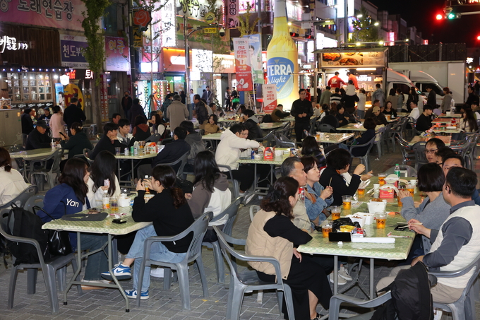 ▲ 포항치맥페스티벌이 7일 오후 포항시 남구 쌍용사거리 일원에서 열린 가운데 방문객들이 치맥을 즐기고 있다.김영환 기자 yhk@kyongbuk.com