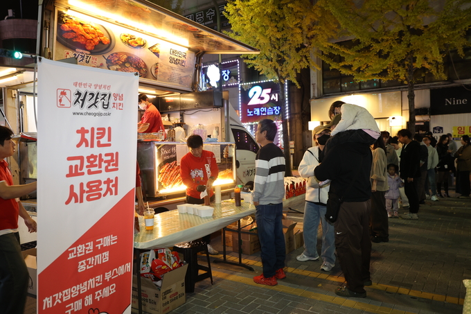 ▲ 포항치맥페스티벌이 7일 오후 포항시 남구 쌍용사거리 일원에서 열린 가운데 방문객들이 치킨을 받기 위해 줄을 서 있다.김영환 기자 yhk@kyongbuk.com