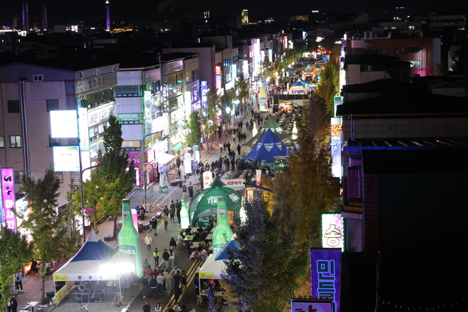 ▲ 포항치맥페스티벌이 7일 오후 포항시 남구 쌍용사거리 일원에서 열리고 있다.김영환 기자 yhk@kyongbuk.com