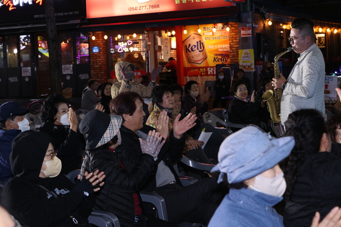 ▲ 포항치맥페스티벌이 7일 오후 포항시 남구 쌍용사거리 일원에서 열린 가운데 관람객들이 색소폰 연주를 감상하고 있다.김영환 기자 yhk@kyongbuk.com