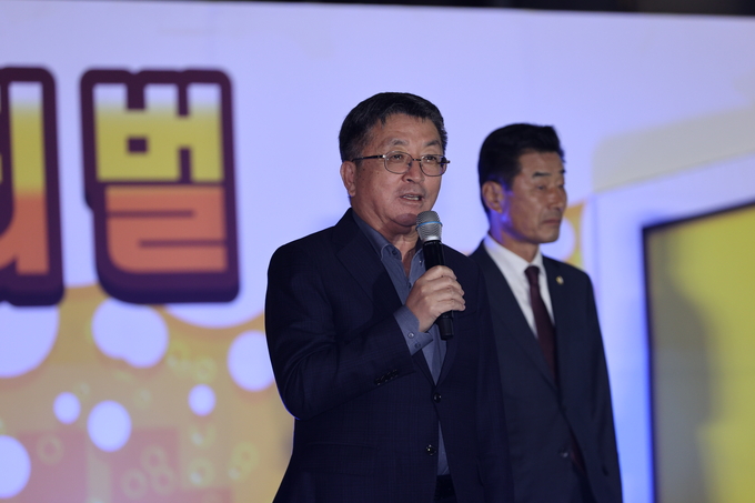 ▲ 포항치맥페스티벌이 7일 오후 포항시 남구 쌍용사거리 일원에서 열린 가운데 장상길 포항시 부시장이 인사말을 하고 있다.김영환 기자 yhk@kyongbuk.com