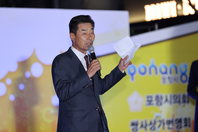 ▲ 포항치맥페스티벌이 7일 오후 포항시 남구 쌍용사거리 일원에서 열린 가운데 김일만 포항시의장이 인사말을 하고 있다.김영환 기자 yhk@kyongbuk.com