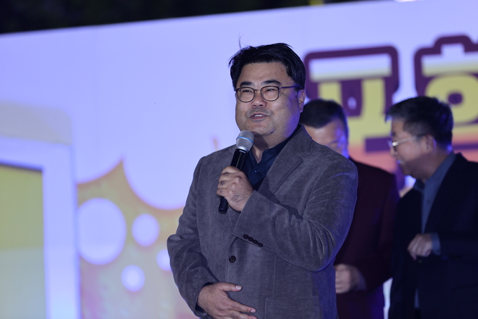 ▲ 포항치맥페스티벌이 7일 오후 포항시 남구 쌍용사거리 일원에서 열린 가운데 최광수 쌍사상가번영회 회장이 인사말을 하고 있다.김영환 기자 yhk@kyongbuk.com