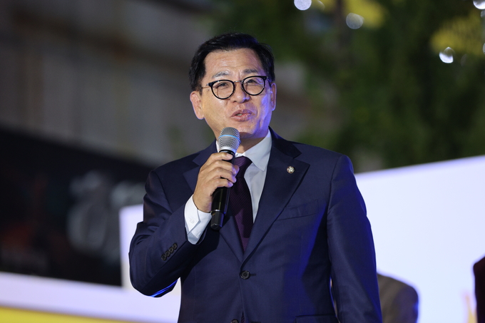 ▲ 포항치맥페스티벌이 7일 오후 포항시 남구 쌍용사거리 일원에서 열린 가운데 국민의힘 이상휘 국회의원(포항남구·울릉군)이 인사말을 하고 있다.김영환 기자 yhk@kyongbuk.com