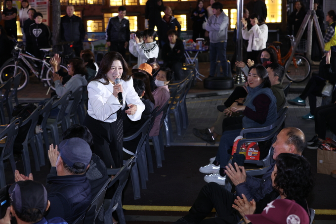 ▲ 포항치맥페스티벌이 7일 오후 포항시 남구 쌍용사거리 일원에서 열린 가운데 관람객들이 축하공연을 보고 있다.김영환 기자 yhk@kyongbuk.com