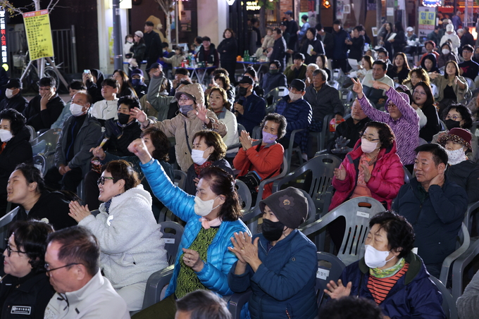 ▲ 포항치맥페스티벌이 7일 오후 포항시 남구 쌍용사거리 일원에서 열린 가운데 관람객들이 축하공연에 열광하고 있다.김영환 기자 yhk@kyongbuk.com