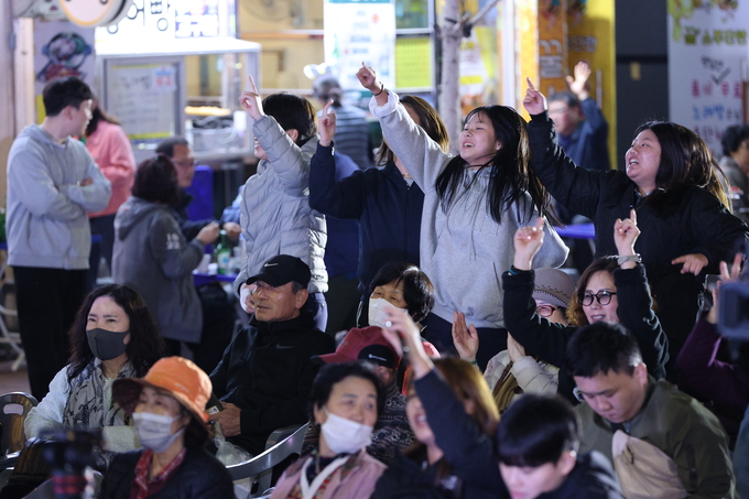 ▲ 포항치맥페스티벌이 7일 오후 포항시 남구 쌍용사거리 일원에서 열린 가운데 관람객들이 무대 공연에 열광하고 있다.김영환 기자 yhk@kyongbuk.com