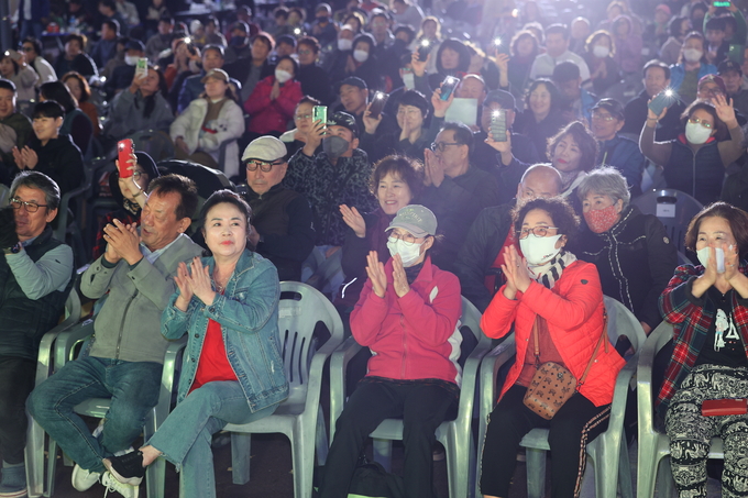 ▲ 포항치맥페스티벌이 7일 오후 포항시 남구 쌍용사거리 일원에서 열린 가운데 관람객들이 무대 공연에 열광하고 있다.김영환 기자 yhk@kyongbuk.com