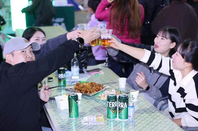 ▲ 포항치맥페스티벌이 7일 오후 포항시 남구 쌍용사거리 일원에서 열린 가운데 관람객들이 치맥을 즐기고 있다.김영환 기자 yhk@kyongbuk.com
