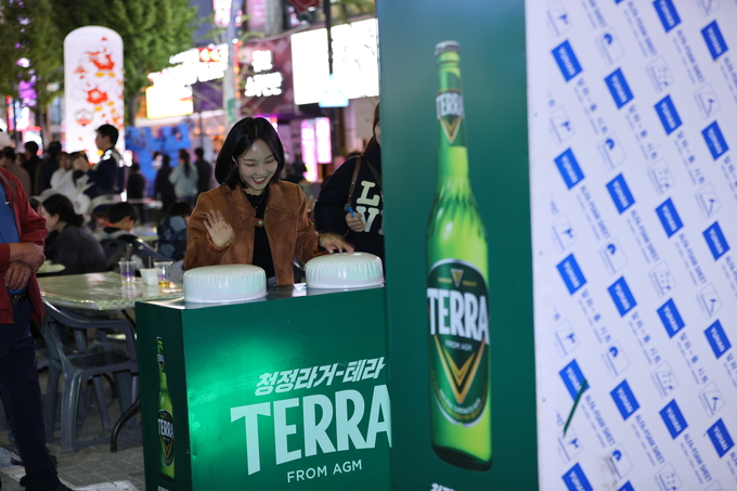 ▲ 포항치맥페스티벌이 7일 오후 포항시 남구 쌍용사거리 일원에서 열린 가운데 한 방문객이 이벤트에 참여하고 있다.김영환 기자 yhk@kyongbuk.com