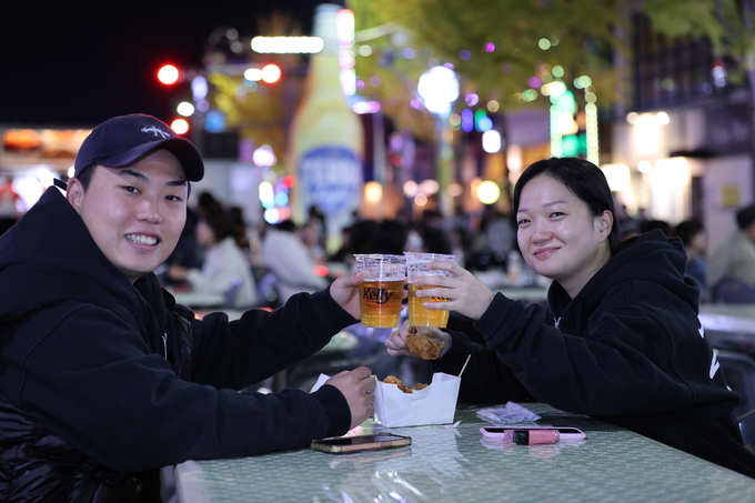 ▲ 포항치맥페스티벌이 7일 오후 포항시 남구 쌍용사거리 일원에서 열린 가운데 방문객들이 치맥을 즐기고 있다.김영환 기자 yhk@kyongbuk.com