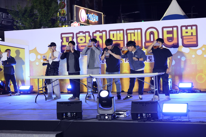 ▲ 포항치맥페스티벌이 7일 오후 포항시 남구 쌍용사거리 일원에서 열린 가운데 방문객들이 맥주 빨리 마시기 게임에 참여하고 있다.김영환 기자 yhk@kyongbuk.com