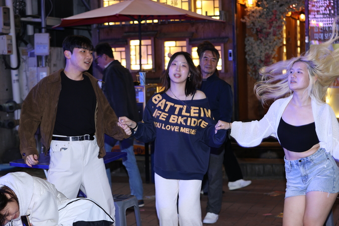 ▲ 포항치맥페스티벌이 7일 오후 포항시 남구 쌍용사거리 일원에서 열린 가운데 관람객들이 EDM 공연을 즐기고 있다.김영환 기자 yhk@kyongbuk.com