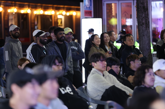 ▲ 포항치맥페스티벌이 7일 오후 포항시 남구 쌍용사거리 일원에서 열린 가운데 관람객들이 EDM 공연을 즐기고 있다.김영환 기자 yhk@kyongbuk.com