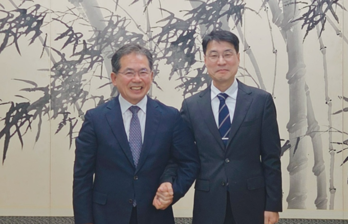 ▲ 김진열(왼쪽) 군위군수는 6일 대구시청 산격청사를 방문해 김정기(오근쪽) 대구시 권한대행을 만나 대구시에 ‘과도한 토지거래허가구역 해제’ 등을 요구한 후 기념촬영을 하고 있다. 군위군