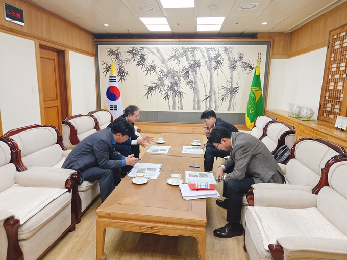▲ 김진열 군위군수는 6일 대구시청 산격청사를 방문해 김정기 대구시 권한대행을 만나, 신공항 건설 및 토지거래허가구역 해제 등 다양한 현안을 건의하고 있다. 군위군