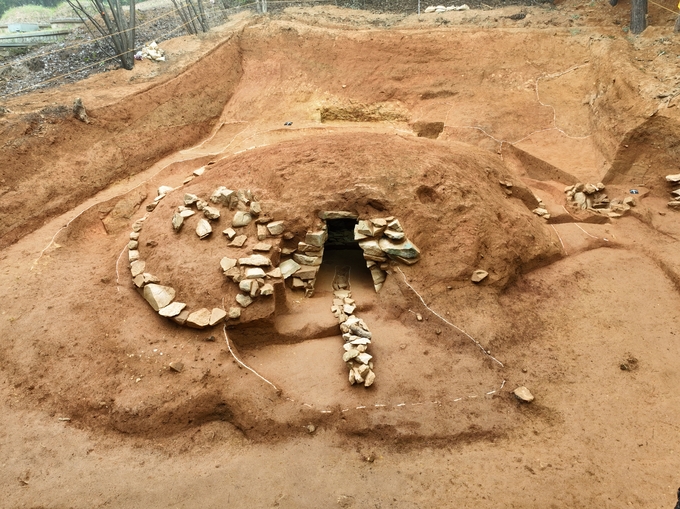 ▲ 도굴로 훼손돼 방치 상태에 있던 고령 지산동 고분군(지산동 704호분) 석실묘 해체면