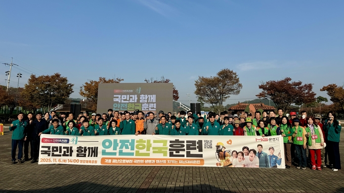 ▲ 문경시가 6일 지역 유관기관과 민간단체 150여 명이 참여한 가운데 실제 재난 상황을 방불케 하는 ‘2025년 재난대응 안전한국훈련’을 했다. 사진은 영강체육공원에서 태풍 피해로 인한 침수 주택 구조훈련을 진행한 뒤 단체 기념촬영 모습. 문경시