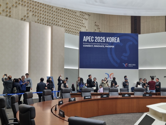 ▲ 경주화백컨벤션센터 내에 마련된 2025 APEC 정상회의장이 일반에 공개되면서 역사적인 현장을 확인하려는 시민들이 사진을 촬영하는 등 큰 관심을 보이고 있다. 황기환 기자