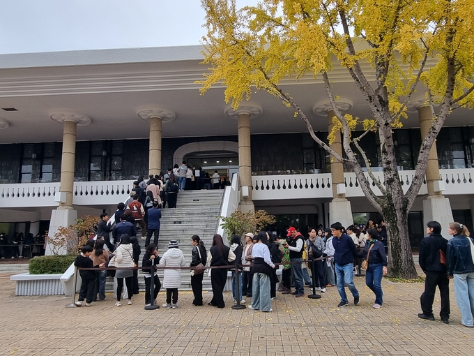 ▲ 국립경주박물관이 2025 APEC 정상회의를 맞아 기획한 특별전 ‘신라 금관, 권력과 위신’을 관람하기 위한 시민들의 발길이  주말인 8일에도 하루 종일 이어지면서 크게 북젹였다. 황기환 기자