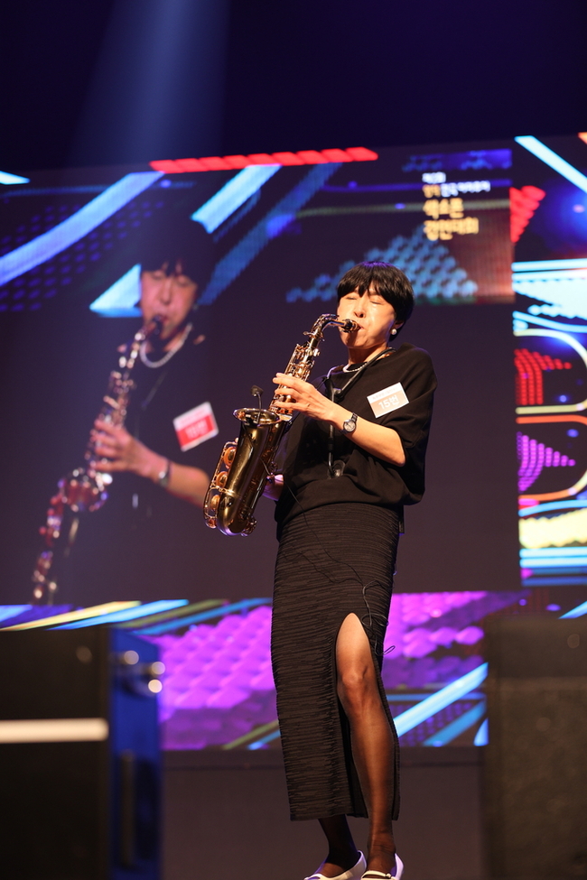 ▲ 제2회 영덕 전국아마추어 색소폰 경연대회가 8일 영덕군 예주문화예술회관에서 열린 가운데 참가자의 연주가 펼쳐지고 있다.김영환 기자 yhk@kyongbuk.com