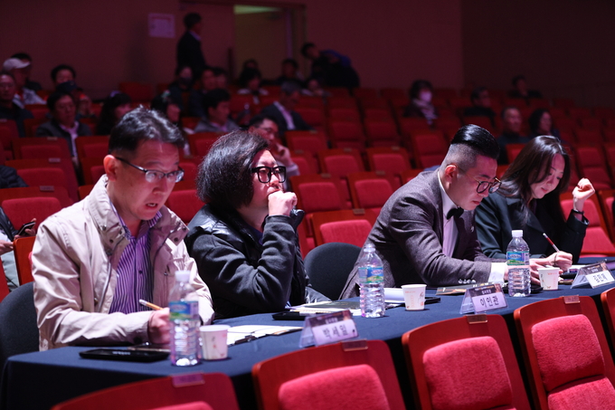 ▲ 제2회 영덕 전국아마추어 색소폰 경연대회가 8일 영덕군 예주문화예술회관에서 열린 가운데 심사위원들이 심사를 하고 있다.김영환 기자 yhk@kyongbuk.com